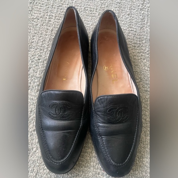 CHANEL Vintage Woman’s Black Lambskin Loafers - Picture 2 of 14